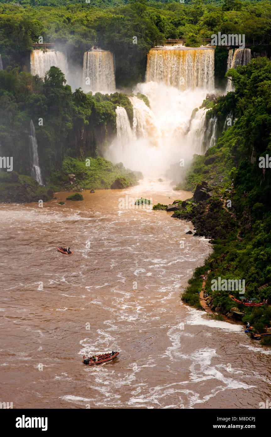 I turisti che visitano Iguaçu cascate sul confine Brazil-Argentina, Iguaçu Parco nazionale dello Stato del Paraná, Brasile Foto Stock