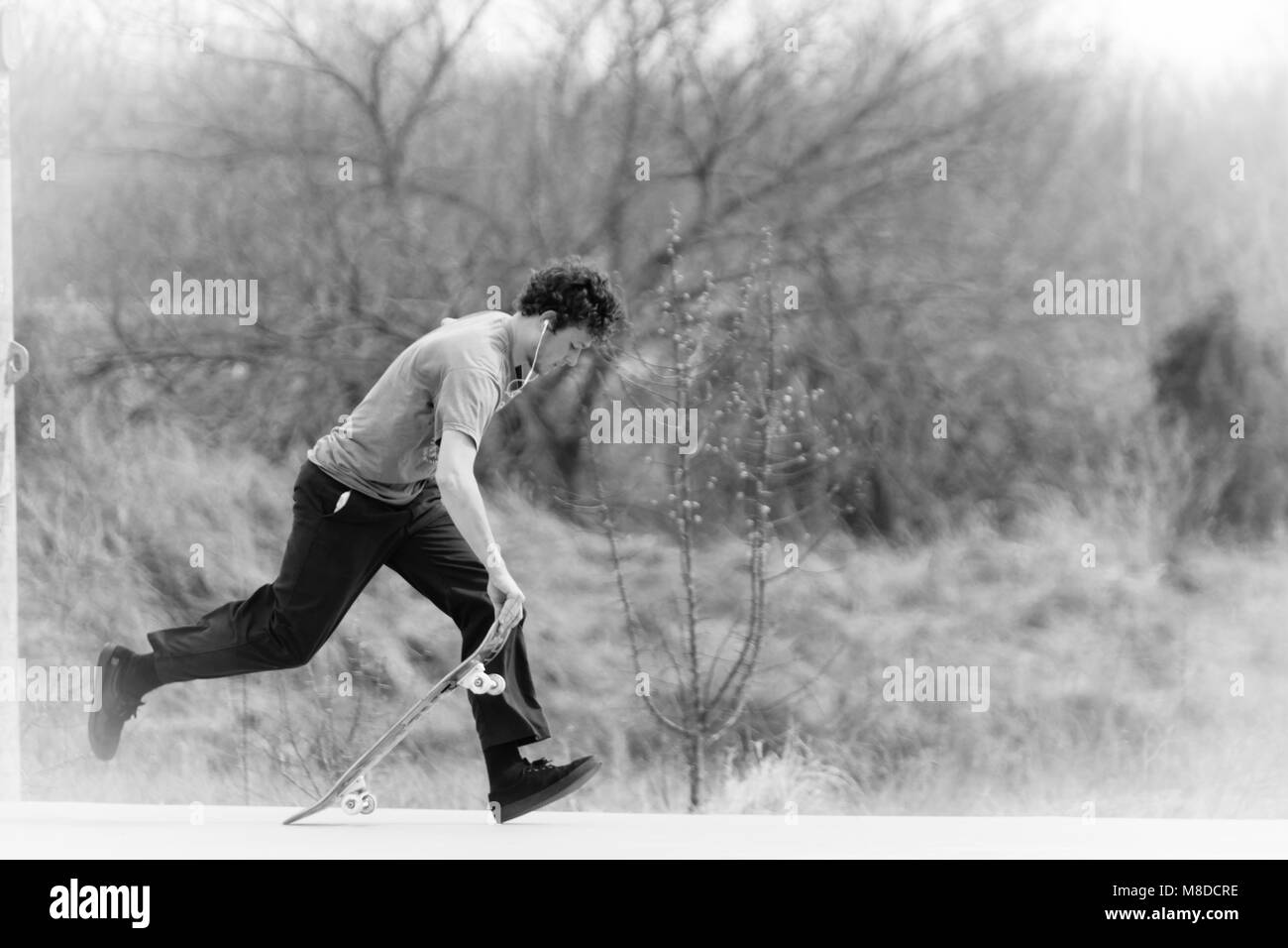 Tulsa, Oklahoma, marzo 2018, un giovane sconosciuto uomo Skate imbarco a un parco locale in Tulsa, Oklahoma 2018 Foto Stock