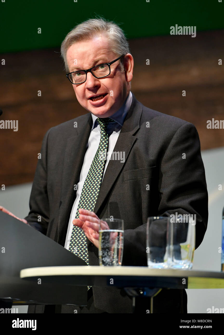 Michael Gove MP il Segretario di Stato per l'ambiente, l'alimentazione e gli affari rurali (Ambiente Segretario) intervenendo alla conferenza NFU 2018. Foto Stock