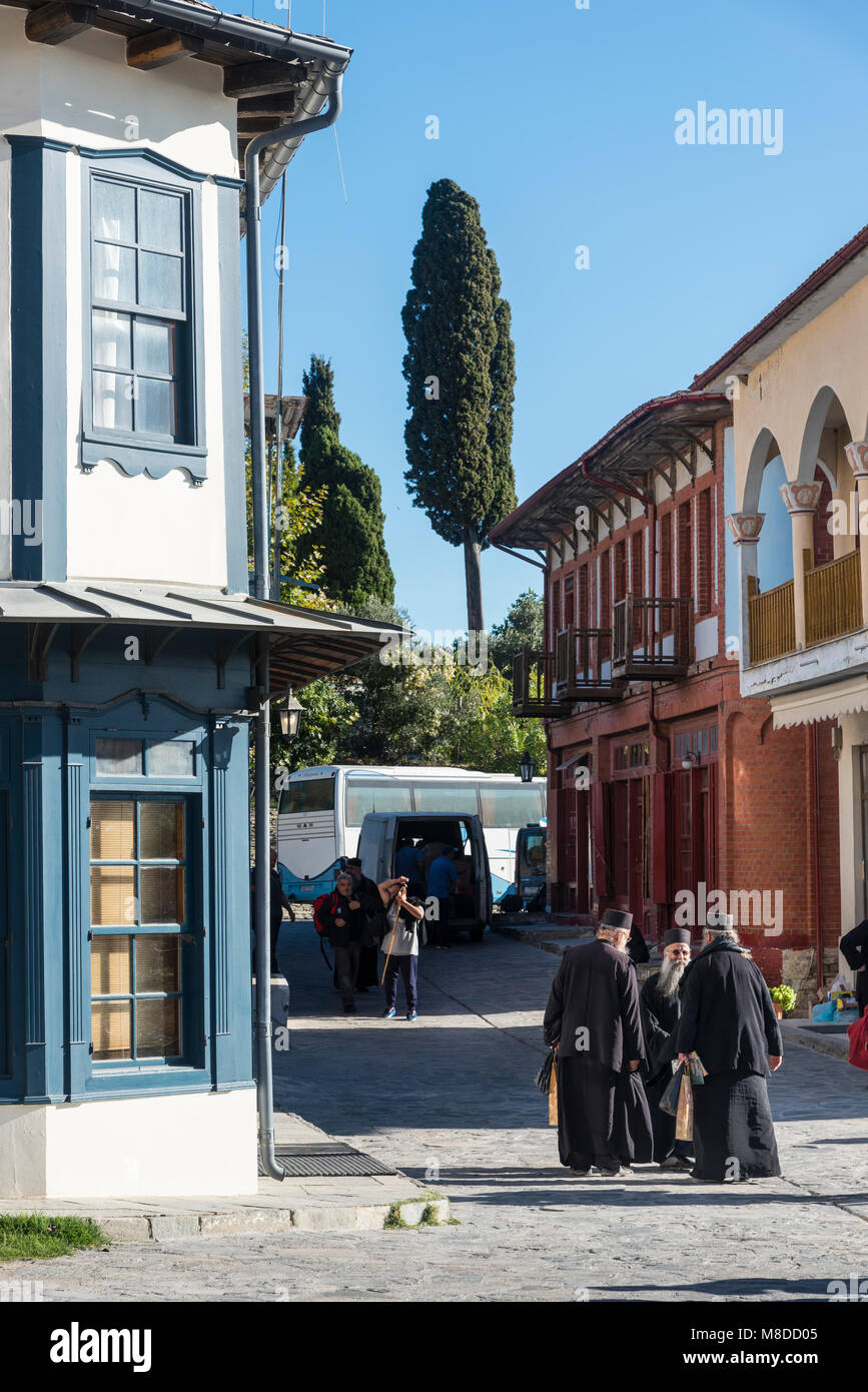 I monaci in chat con la strada al villaggio e amministrativa centrale centro di Karyes sulla penisola di Athos, Macedonia, Grecia settentrionale Foto Stock