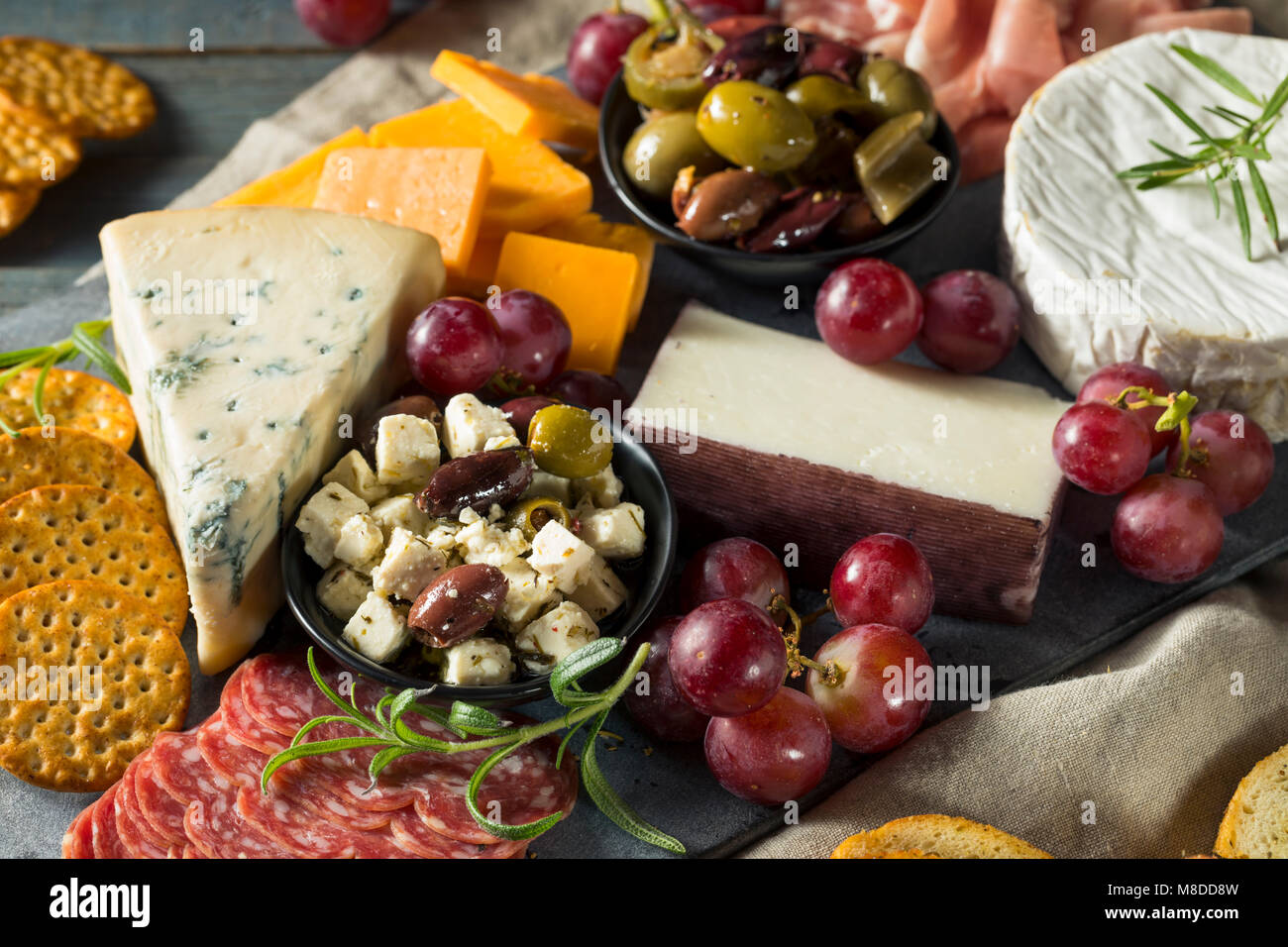 Gourmet salumi fantasia Board con carne di formaggio e uva Foto Stock