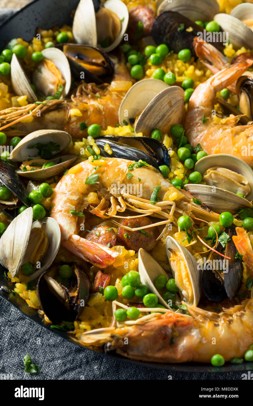 In casa spagnolo paella di frutti di mare con gamberi cozze e vongole Foto Stock