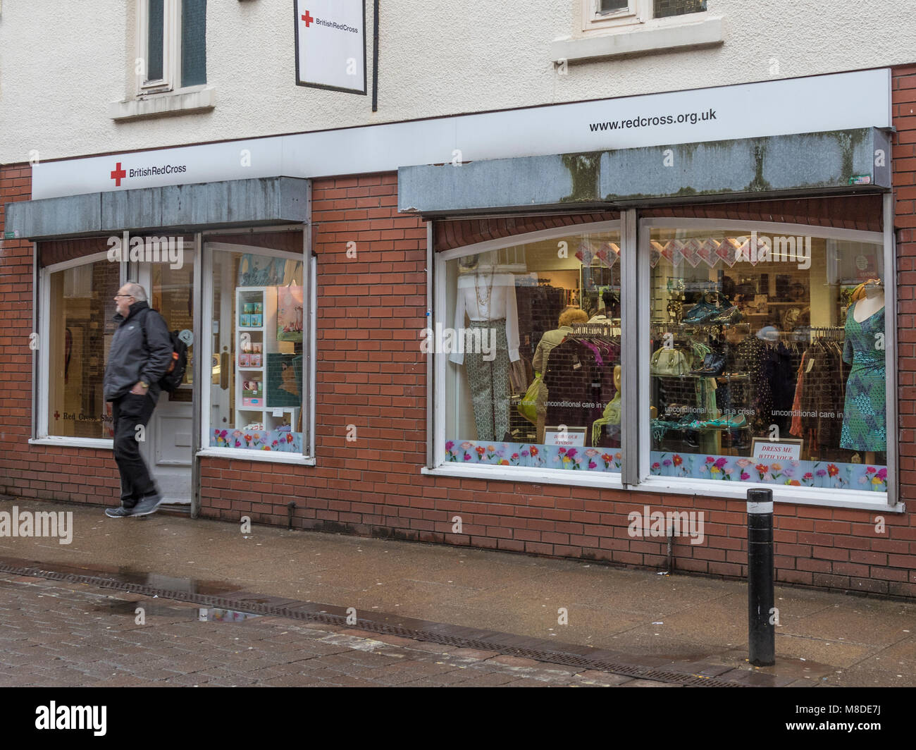 La Croce Rossa britannica carità Shop, Leigh Lancashire Foto Stock