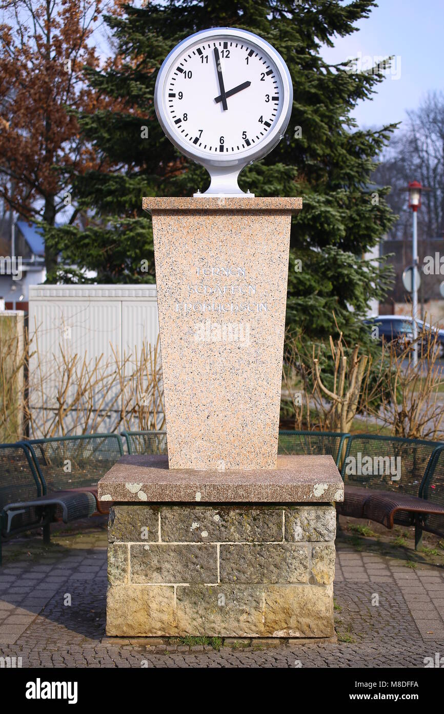 Normaluhr (orologio standard) a Magdeburg in Germania. L'iscrizione significa imparare, creare essere felice. Foto Stock