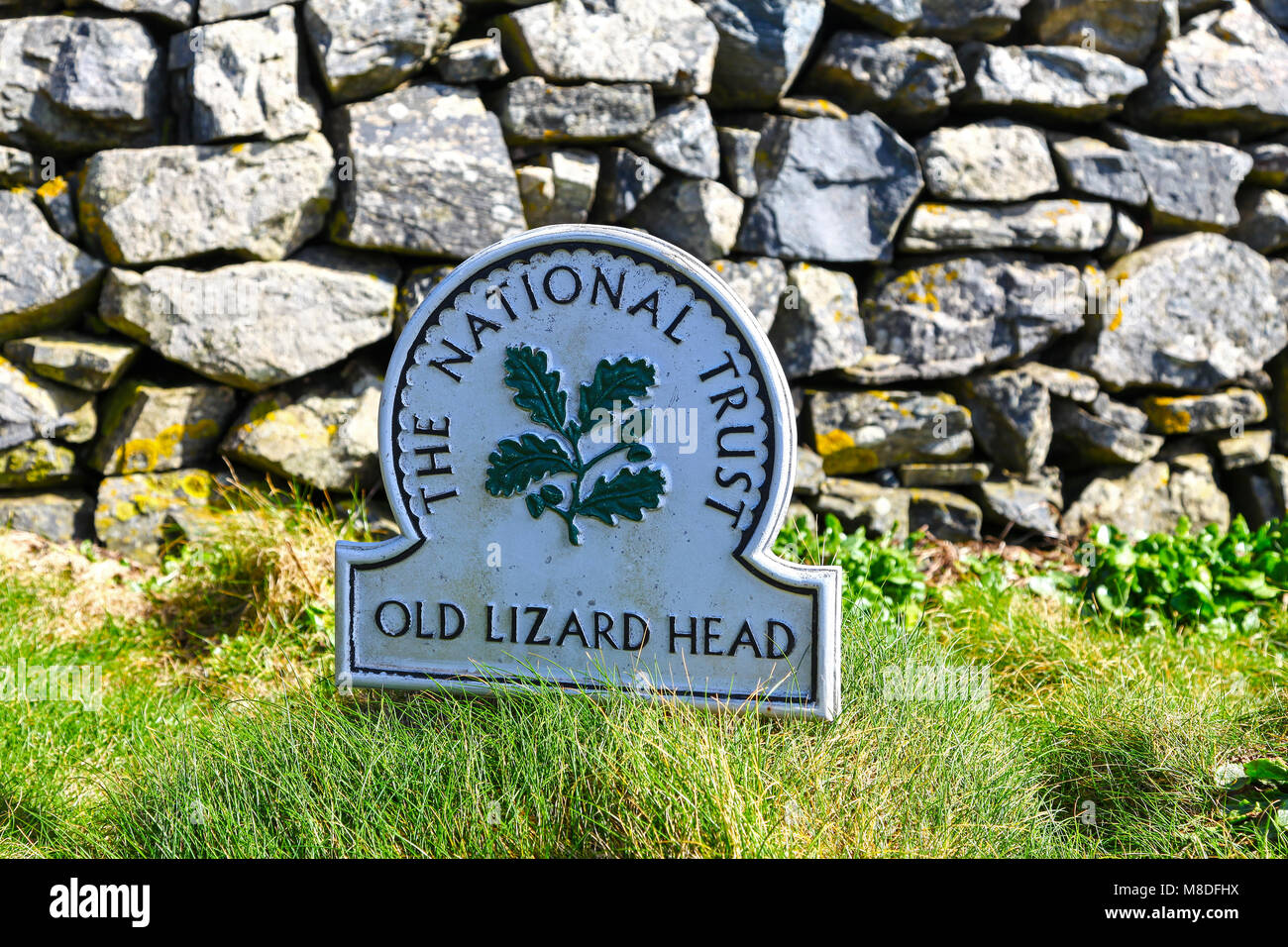 Un National Trust omega cartello che diceva "Vecchio Lizard testa' sulla penisola di Lizard, Cornwall, Sud Ovest Inghilterra, Regno Unito. Foto scattata dal sentiero pubblico Foto Stock