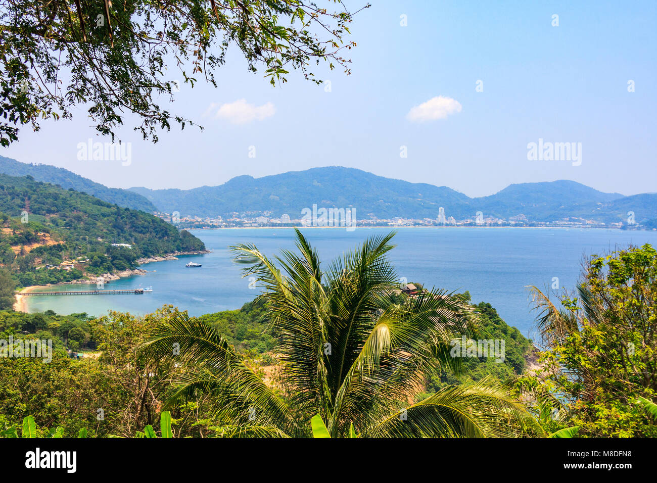 Vista della spiaggia di Patong dal promontorio, Phuket, Tailandia Foto Stock
