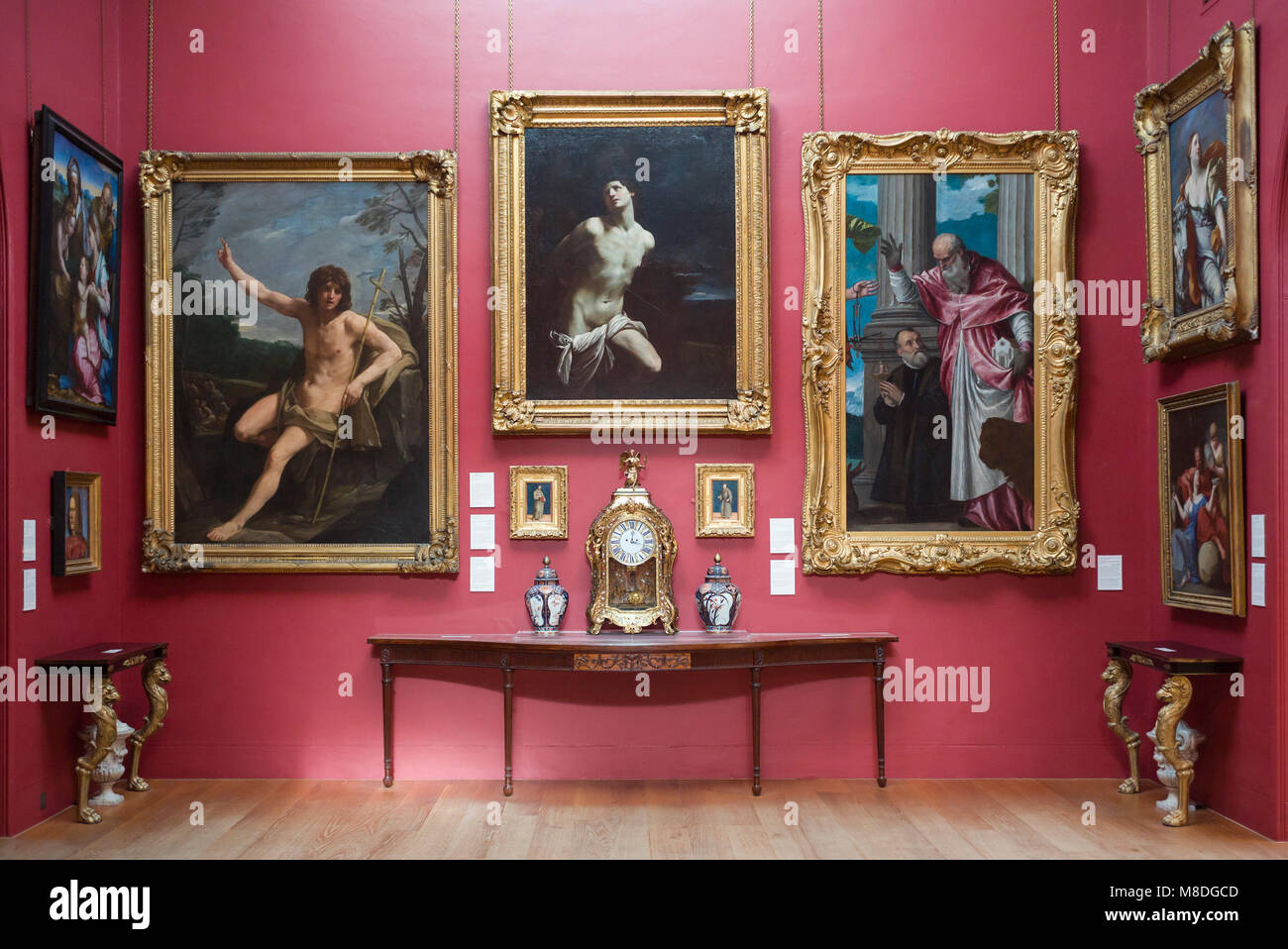 Londra. In Inghilterra. Regno Unito. Dulwich Picture Gallery, display di capolavori italiani del XVI e XVII secolo. Centrale di tre dipinti di L-R; San Giovanni th Foto Stock