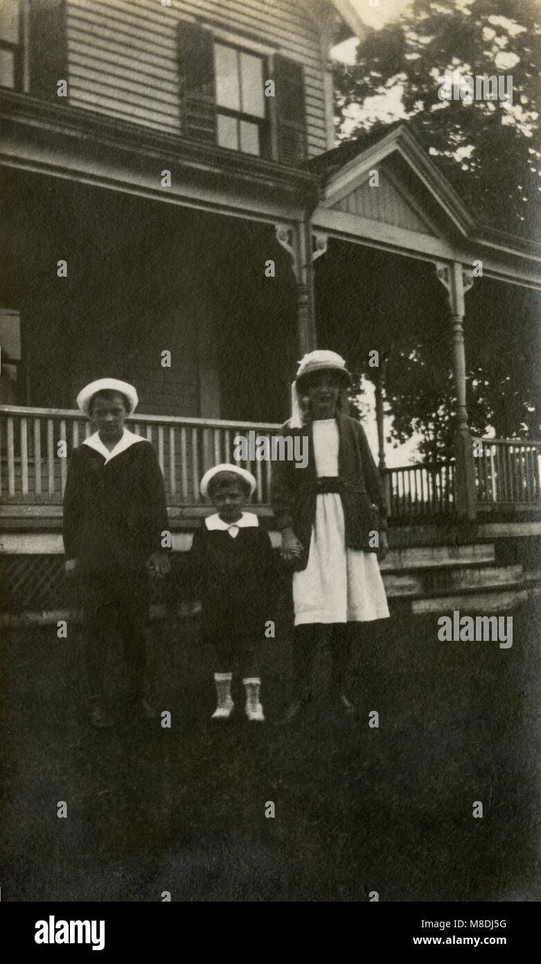 Antique c1905 fotografia, tre bambini davanti alla loro casa. Posizione sconosciuta, STATI UNITI D'AMERICA. Fonte: fotografia originale. Foto Stock