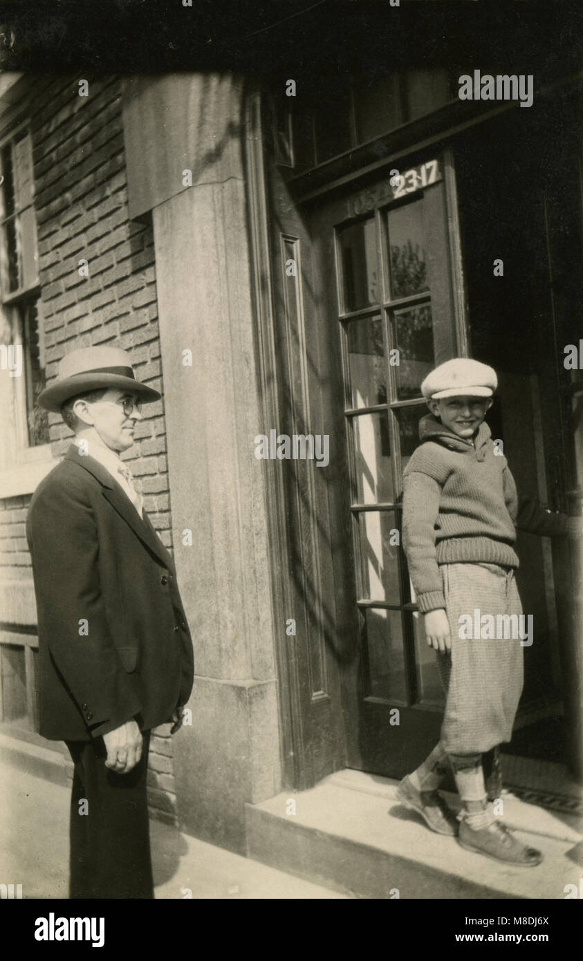 Antique c1905 fotografia, padre e figlio presso la porta della città di edificio. Posizione sconosciuta, STATI UNITI D'AMERICA. Fonte: fotografia originale. Foto Stock