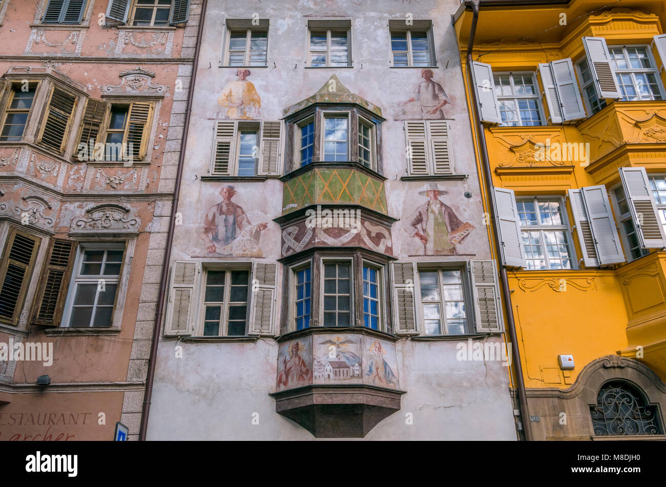 Colorate facciate di case nel centro storico di Bolzano, Alto Adige, Trentino, Italia, Europa Foto Stock