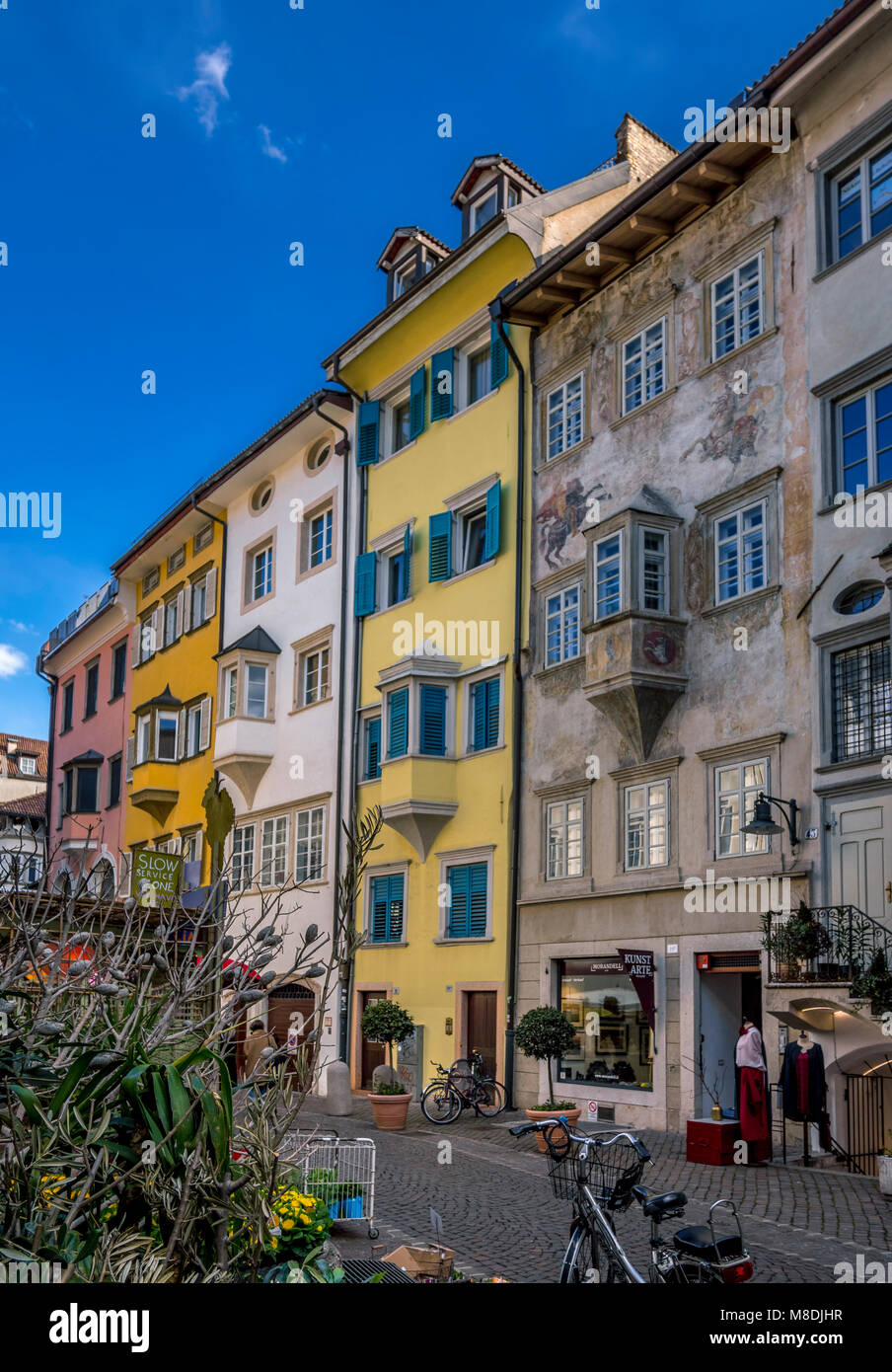 Colorate facciate di case nel centro storico di Bolzano, Alto Adige, Trentino, Italia, Europa Foto Stock