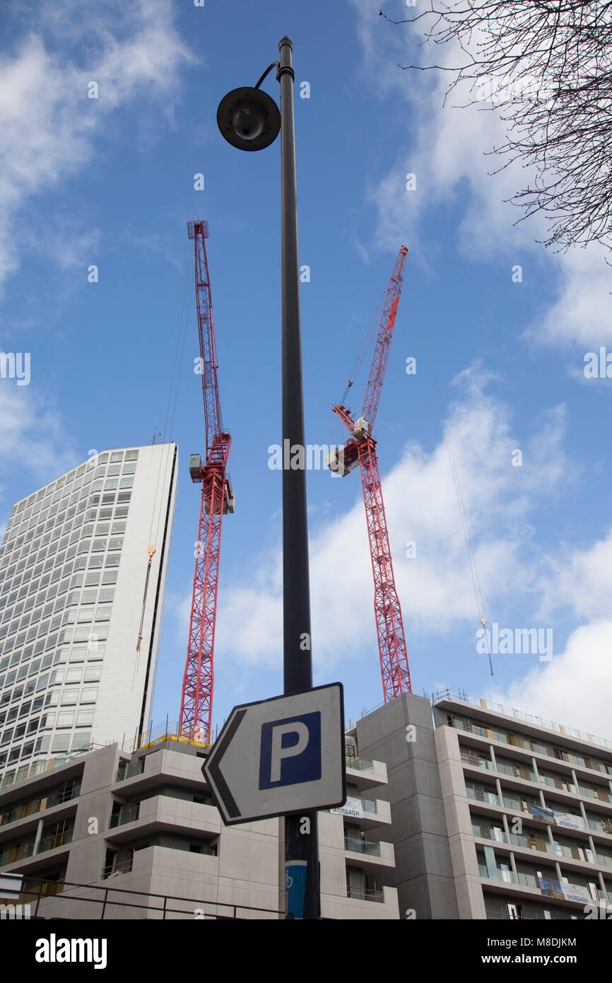 Gru sullo skyline come nuovo multi-storia gli edifici sono costruiti in e intorno al centro della città di Birmingham, West Midlands, Regno Unito. Foto Stock