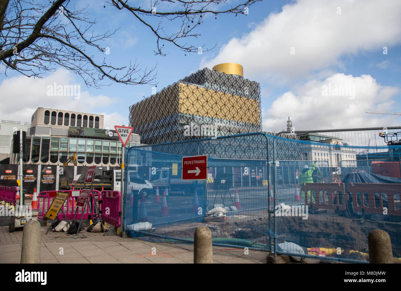 Costrizione ed opere stradali sulle strade che circondano la nuova Biblioteca di Birmingham sono un segno di progresso. Foto Stock