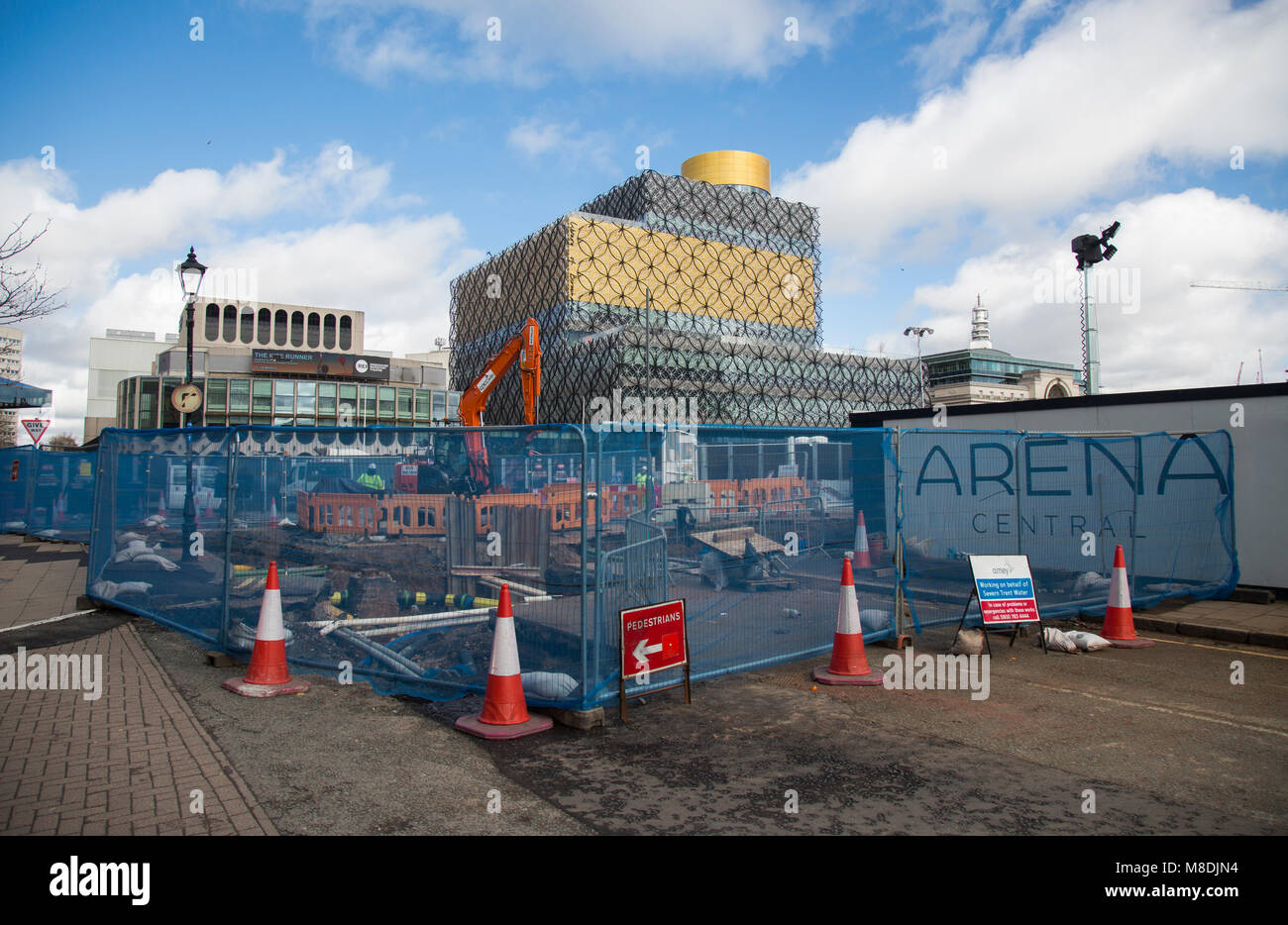 Costrizione ed opere stradali sulle strade che circondano la nuova Biblioteca di Birmingham sono un segno di progresso. Foto Stock