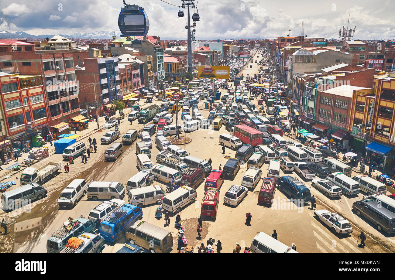 Vista in elevazione del traffico nella città di El Alto, La Paz, Bolivia, Sud America Foto Stock