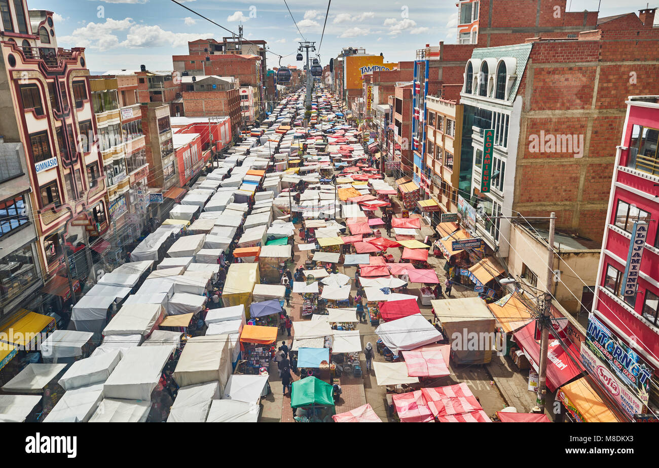Vista in elevazione della strada del mercato di El Alto, La Paz, Bolivia, Sud America Foto Stock