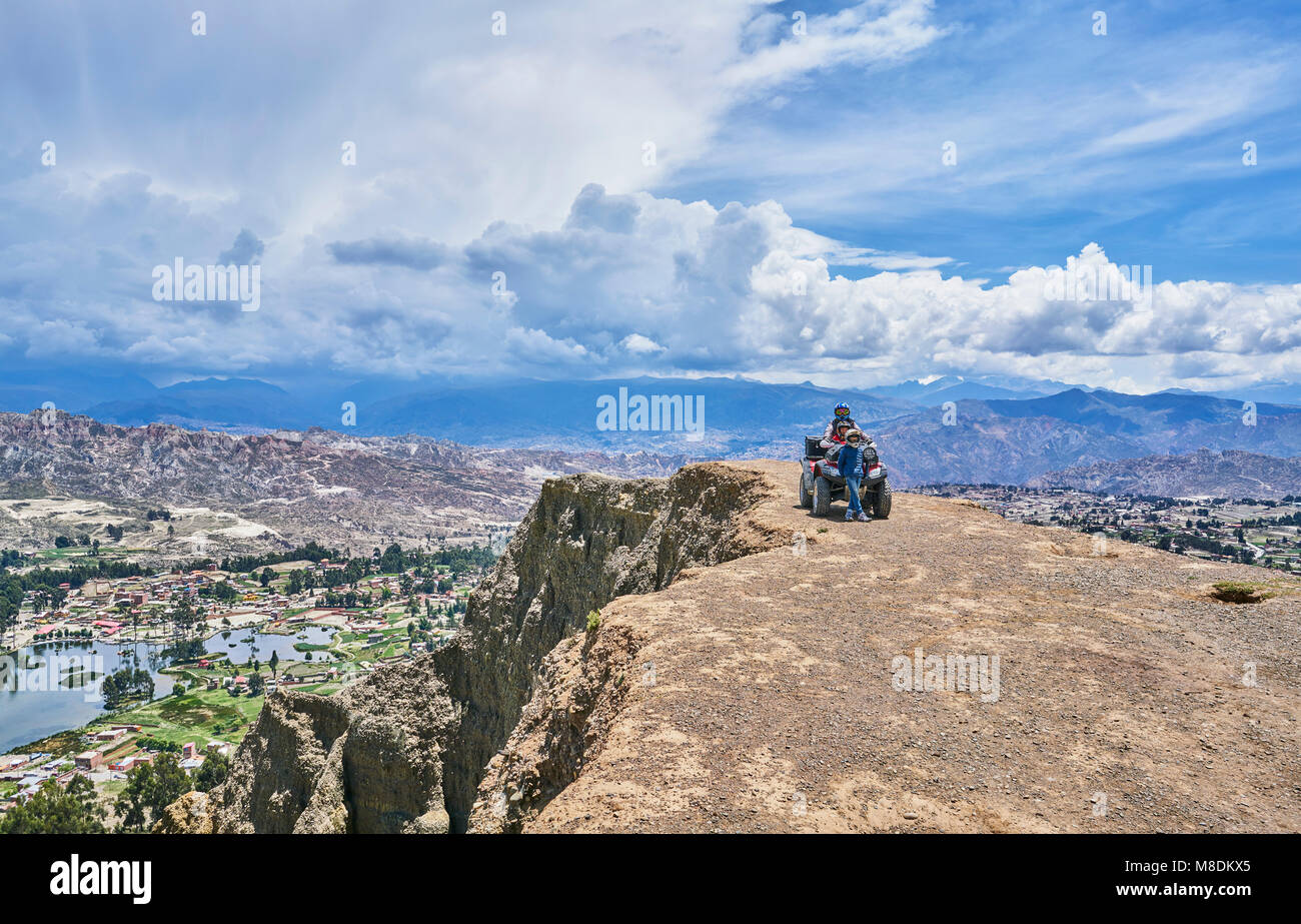Madre e figli accanto a quad bike, sulla cima della montagna, La Paz, Bolivia, Sud America Foto Stock