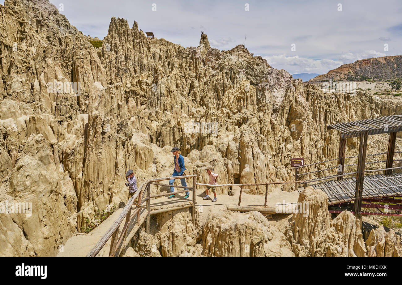 Madre e figli trekking lungo il sentiero, attraverso formazioni rocciose, La Paz, Bolivia, Sud America Foto Stock