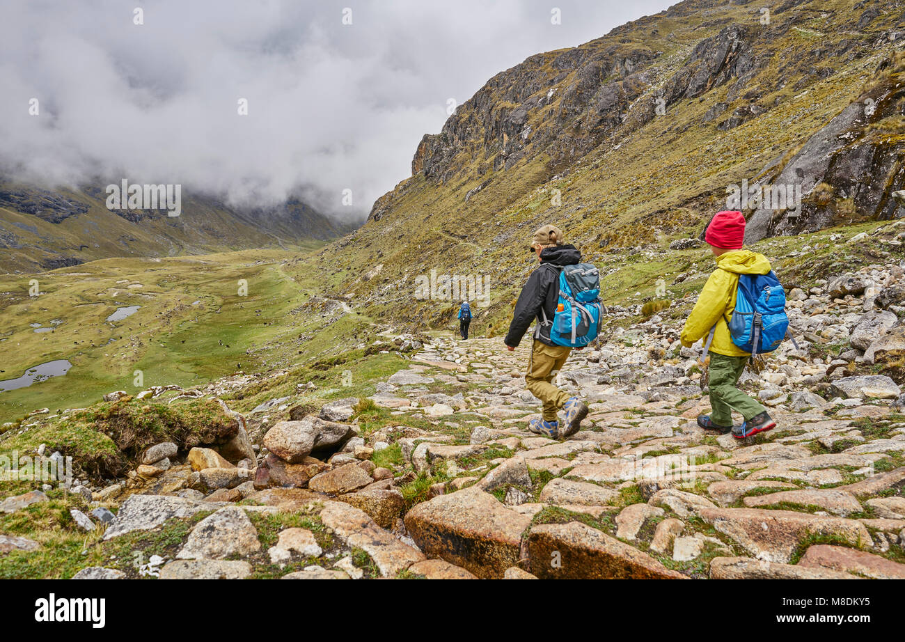 Madre e figli, trekking attraverso il paesaggio, Ventilla, La Paz, Bolivia, Sud America Foto Stock