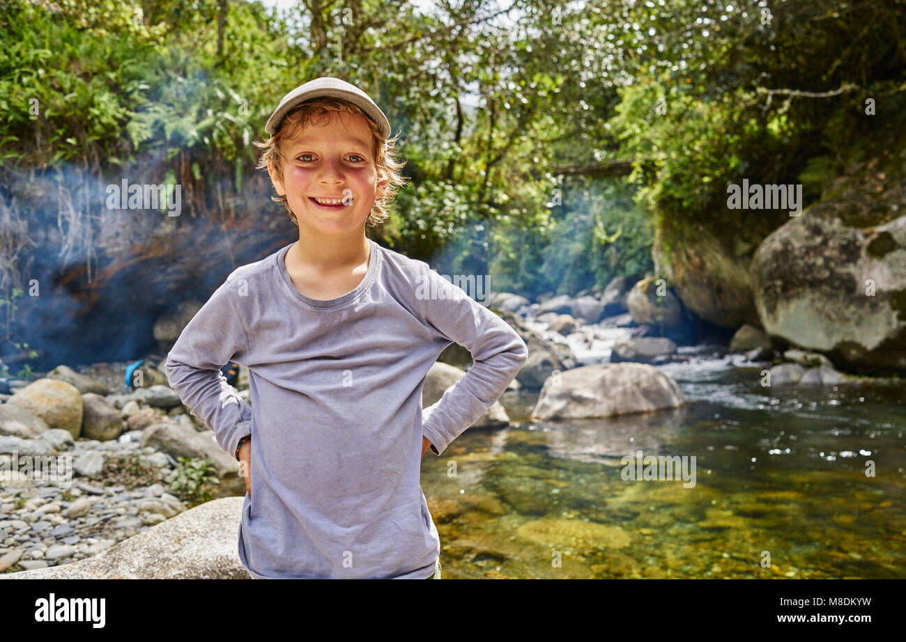 Ritratto di ragazzo accanto alla piscina di acqua, Ventilla, La Paz, Bolivia, Sud America Foto Stock
