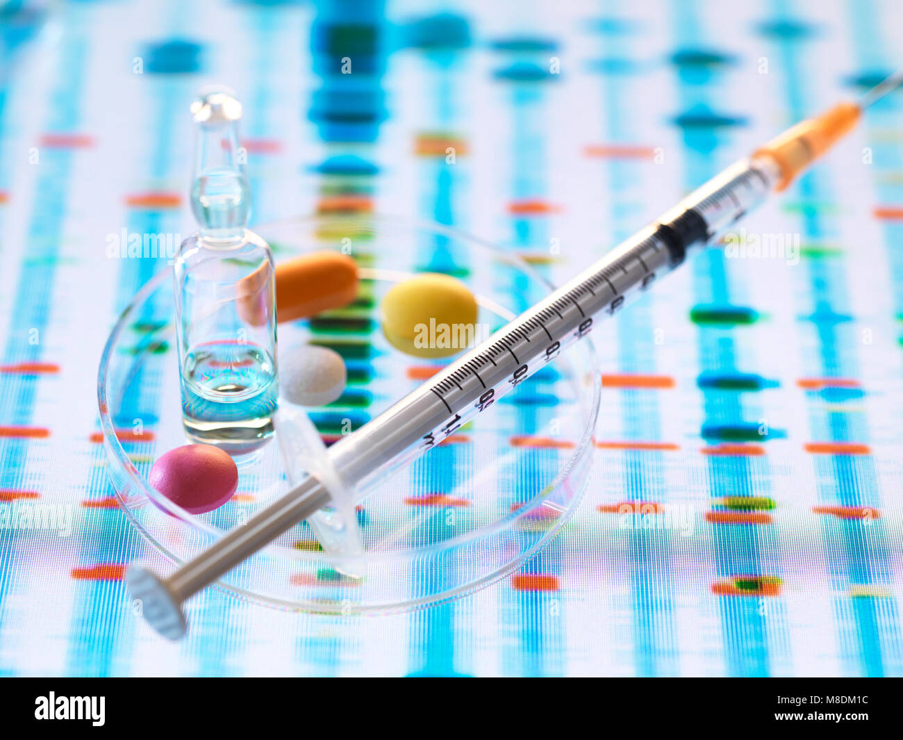 La ricerca farmaceutica sviluppo di medicina genetica, farmaco progettato per curare individui la salute mediante analisi di DNA Foto Stock