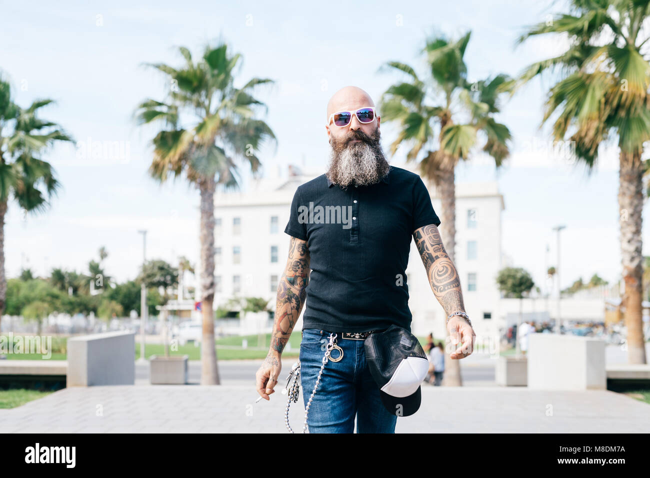Maschio maturo hipster passeggiando in Valencia, Spagna Foto Stock