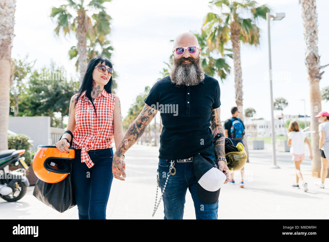 Ritratto di coppia hipster giovane passeggiando sul marciapiede, Valencia, Spagna Foto Stock