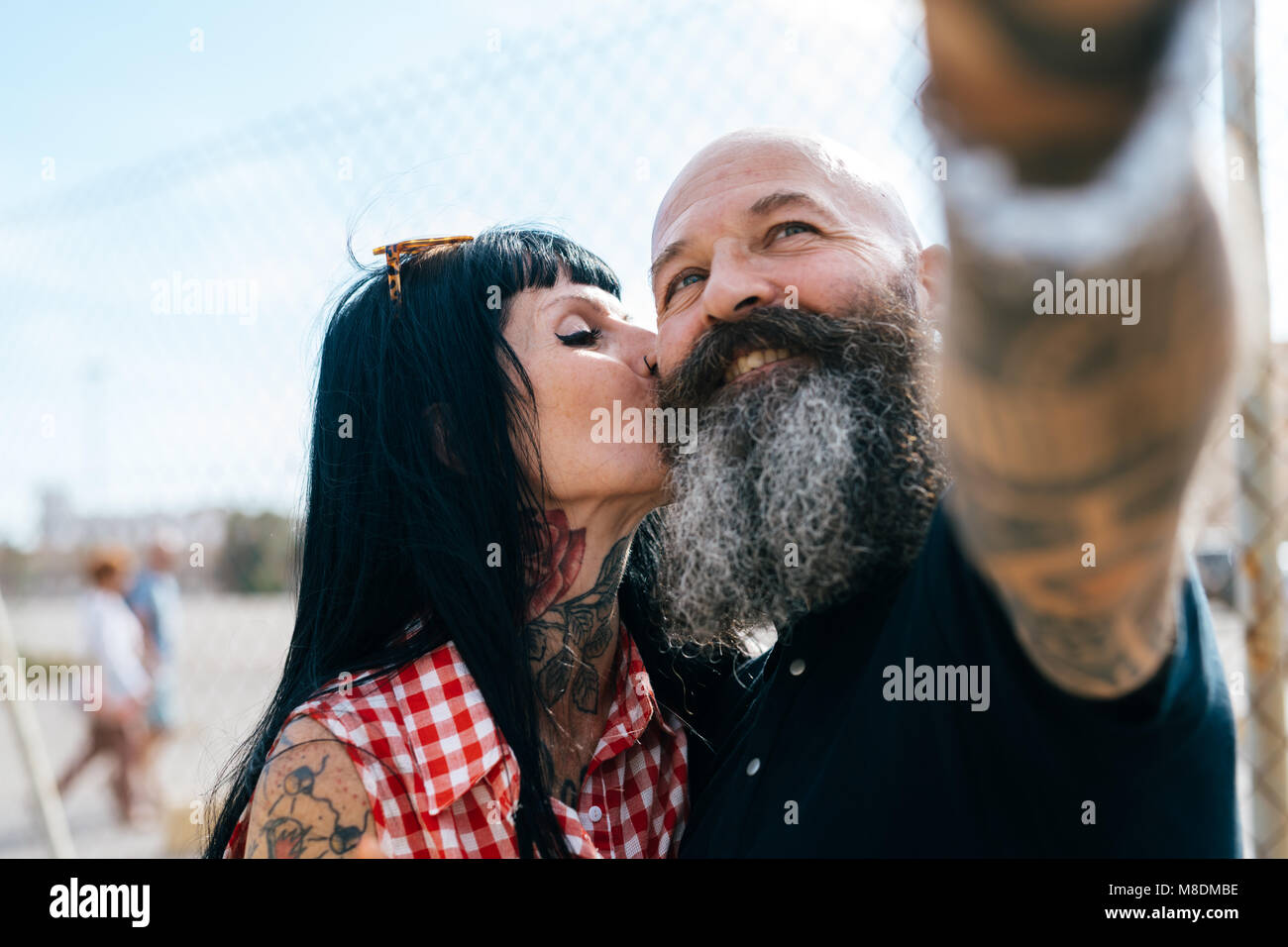 Coppia hipster donna baciare Ragazzo tenendo selfie Foto Stock