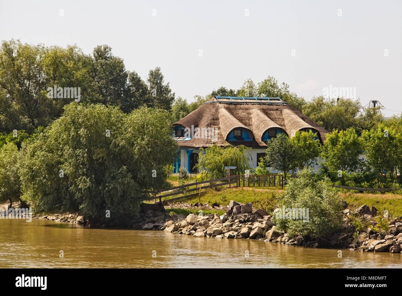 Le spalliere tetto di paglia a valle di Tulcea sul fiume Danubio DELTA Foto Stock