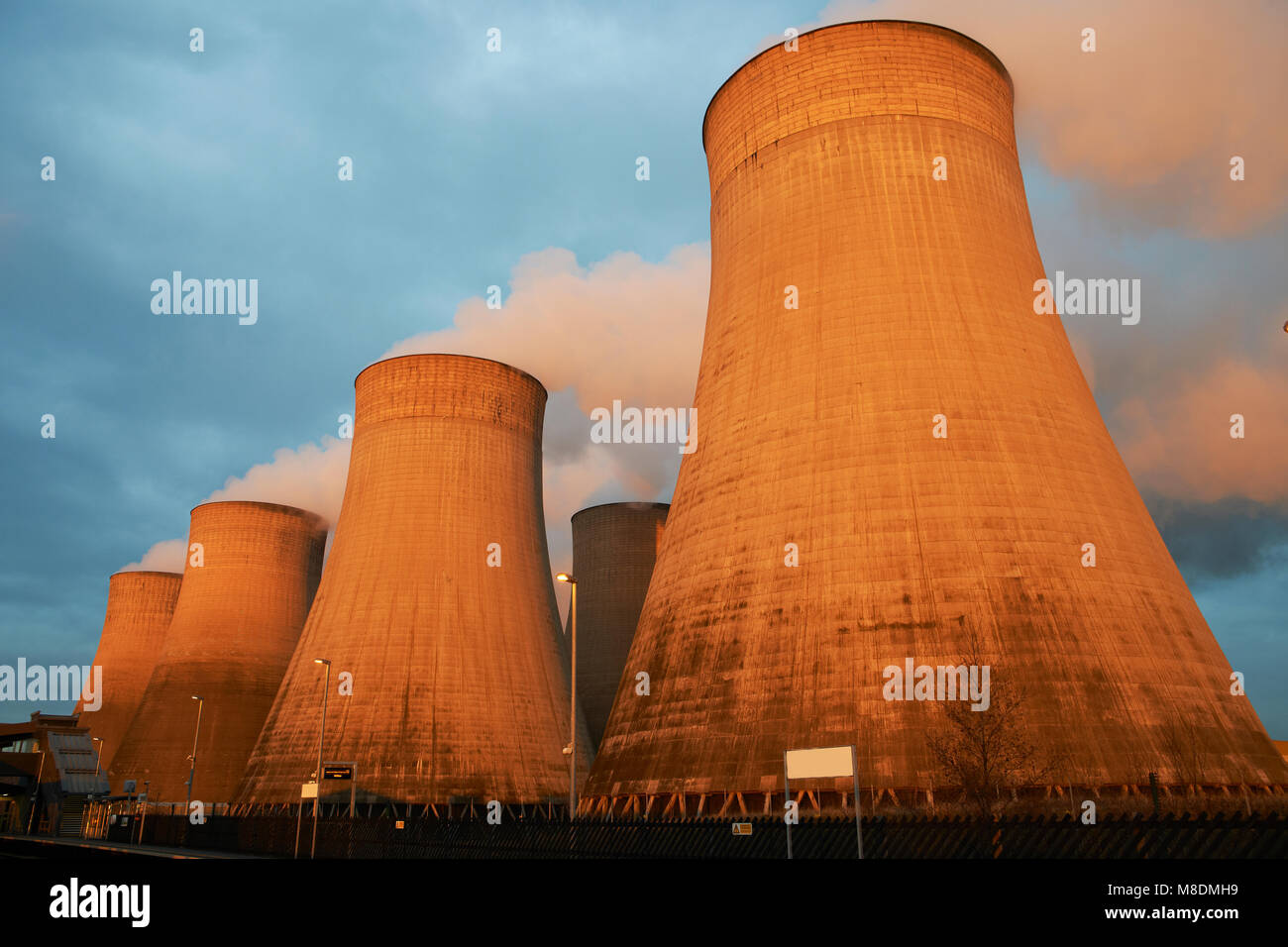 Torri di raffreddamento in impianti di potenza, Derby, Regno Unito, Europa Foto Stock