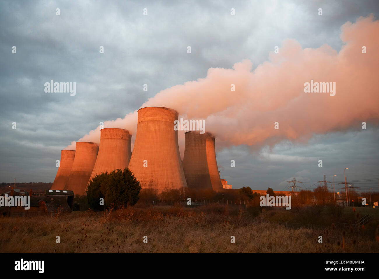 Torri di raffreddamento in impianti di potenza, Derby, Regno Unito, Europa Foto Stock