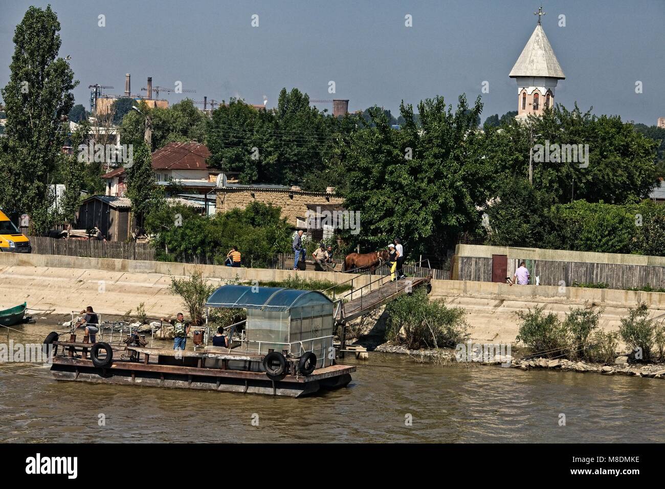 Traversata in traghetto e punto a valle di Tulcea sul fiume Danubio DELTA Foto Stock