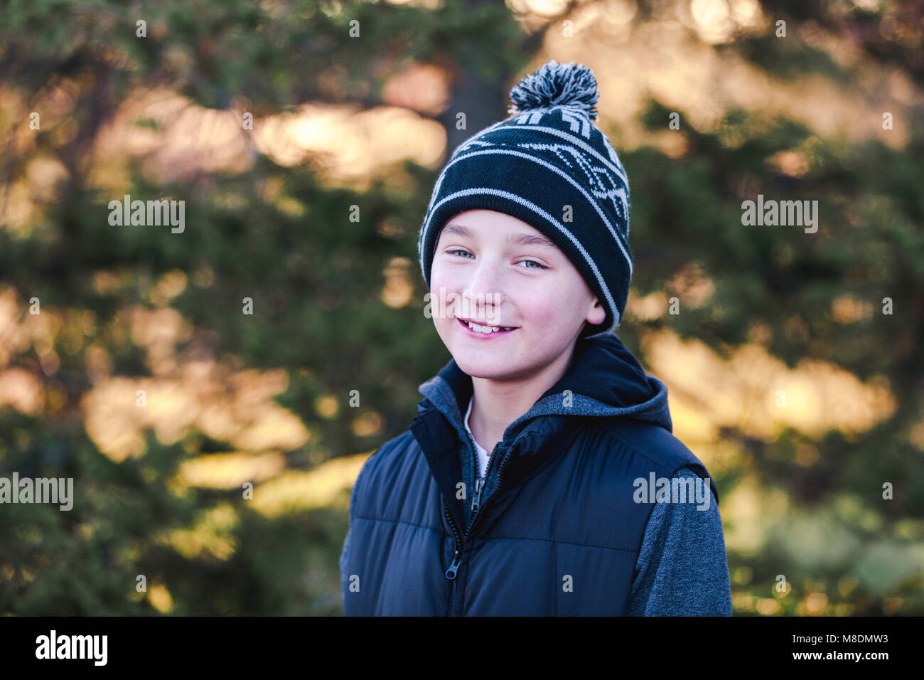 Ritratto di ragazzo, all'aperto, sorridente Foto Stock