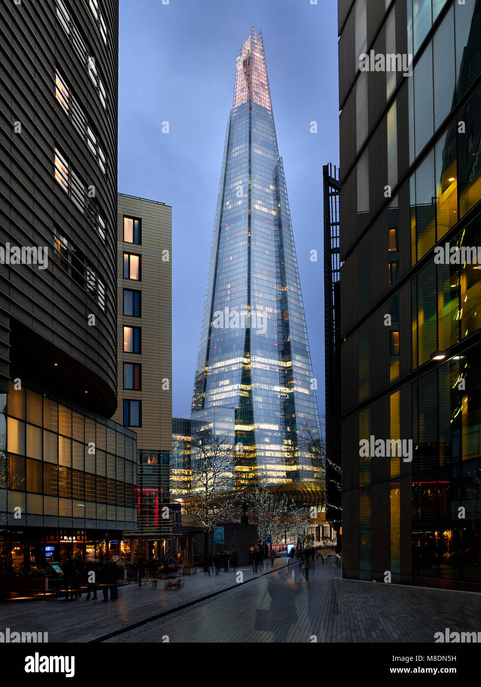 La zona pedonale e la vista delle Shard al crepuscolo, London, Regno Unito Foto Stock