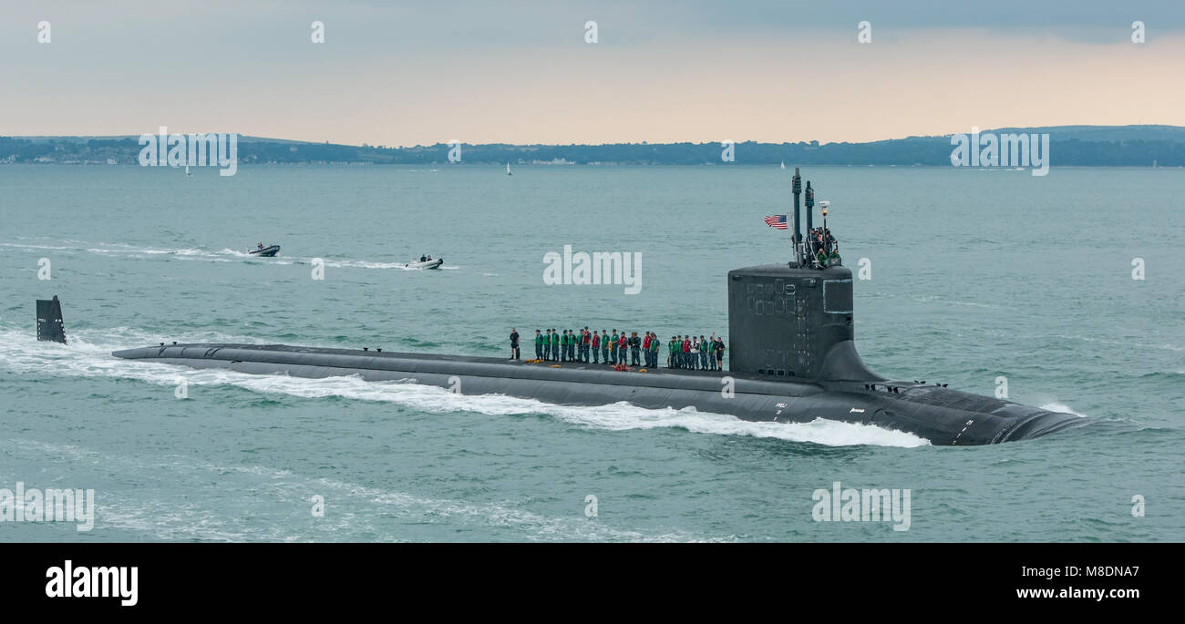 La Marina degli Stati Uniti Virginia Class attack submarine USS Virginia (SSN 774) arrivando a Portsmouth, NEL REGNO UNITO IL 24/8/13 per una visita di cortesia. Foto Stock