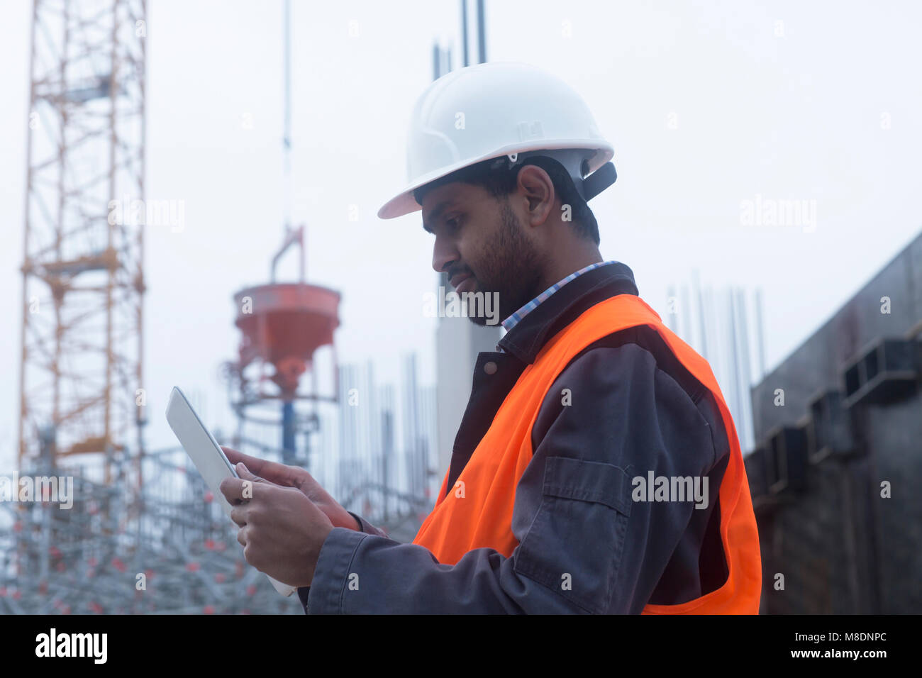 Ingegnere civile che lavora presso il sito Foto Stock