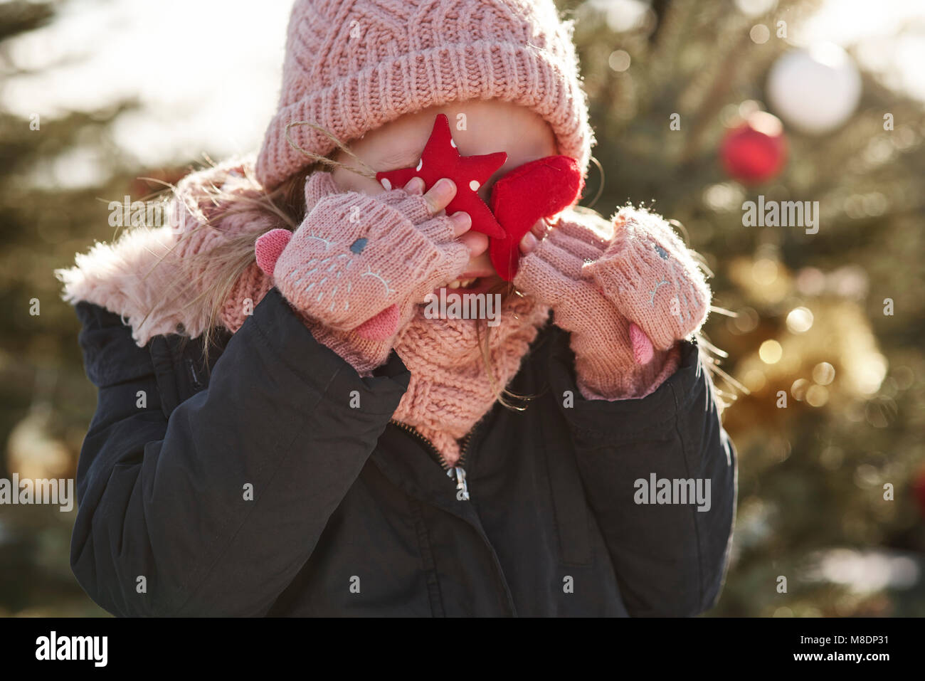 La ragazza di albero di natale foresta che copre la sua gli occhi con le decorazioni di Natale Foto Stock