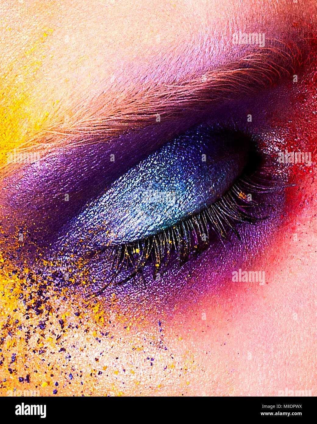 Studio shot della giovane donna di occhio con variopinte ombretto in polvere, close up Foto Stock