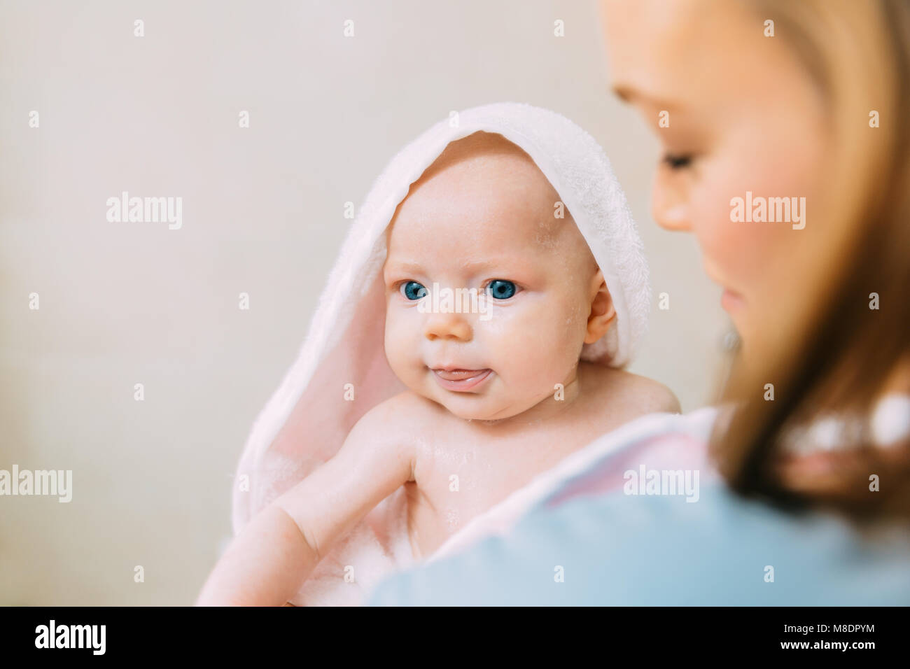 Azienda madre figlia bambino avvolto in asciugamano Foto Stock