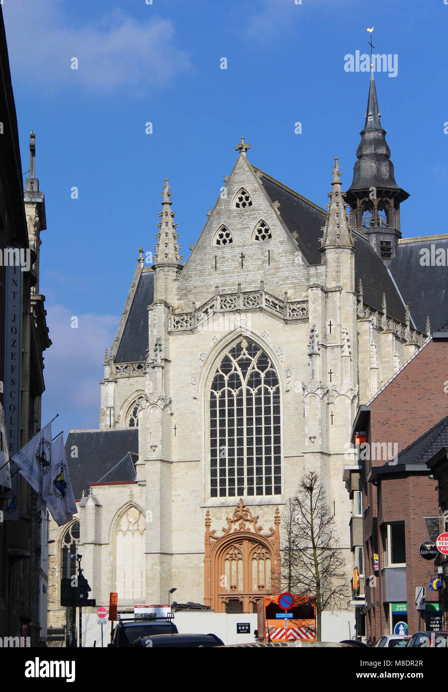 AALST, Belgio, 24 febbraio 2018: Il recentemente rinnovato all'esterno della chiesa di San Martino (Sint Martinus Kerk) in Aalst, Belgio. La chiesa è una LAN Foto Stock