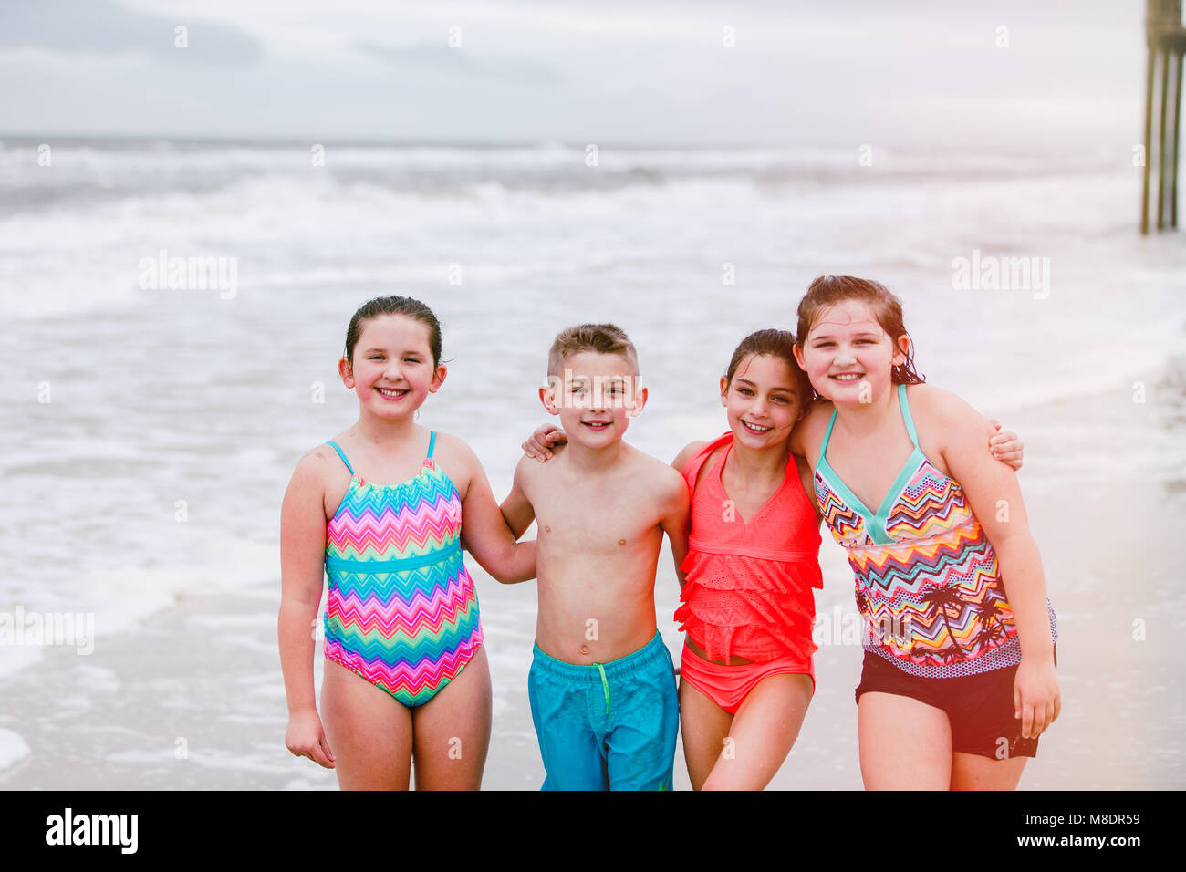 Ritratto di un ragazzo e tre ragazze in spiaggia, Dauphin Island, Alabama, STATI UNITI D'AMERICA Foto Stock