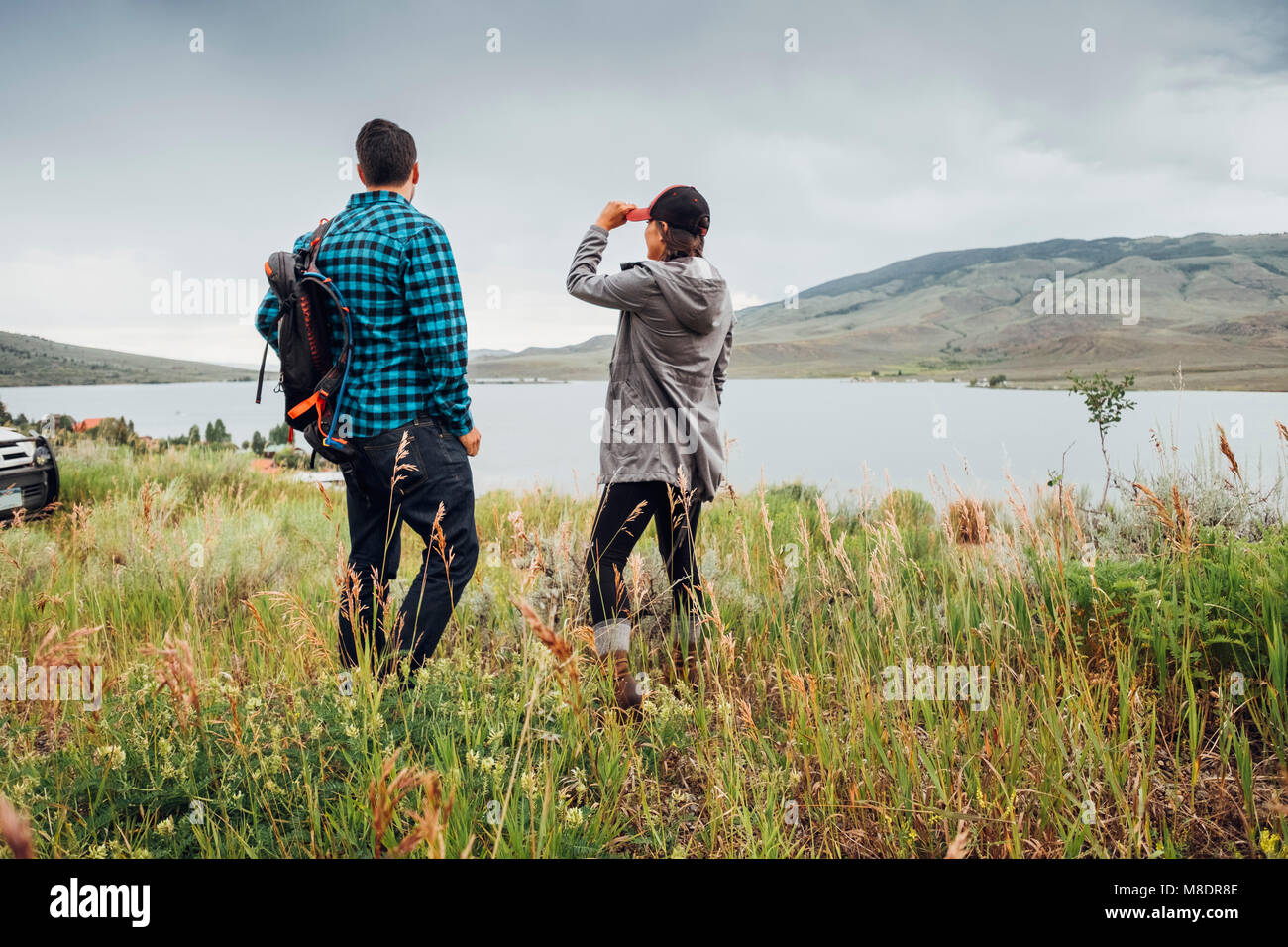 Giovane vicino al serbatoio di Dillon, guardando a vista, Silverthorne, Colorado, STATI UNITI D'AMERICA Foto Stock