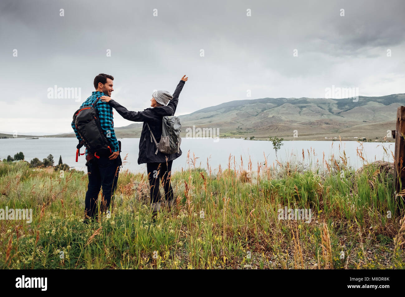 Escursionismo coppia, in piedi accanto al serbatoio di Dillon, Silverthorne, Colorado, STATI UNITI D'AMERICA Foto Stock