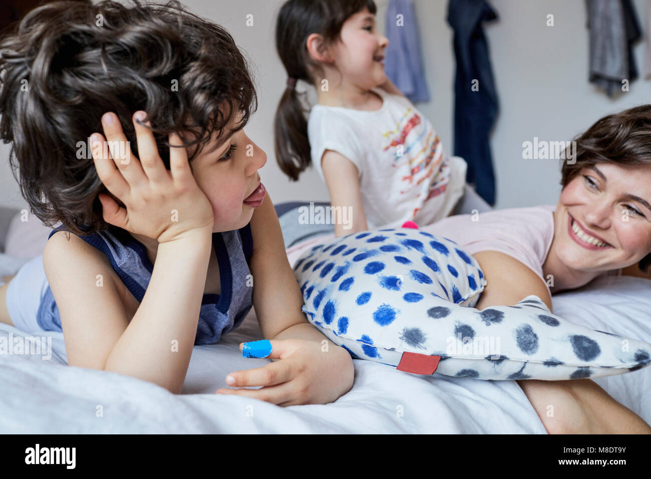 Madre e figlio e figlia, rilassante in camera da letto Foto Stock