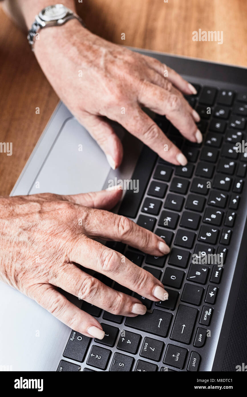 Senior donna utilizzando laptop, close-up Foto Stock