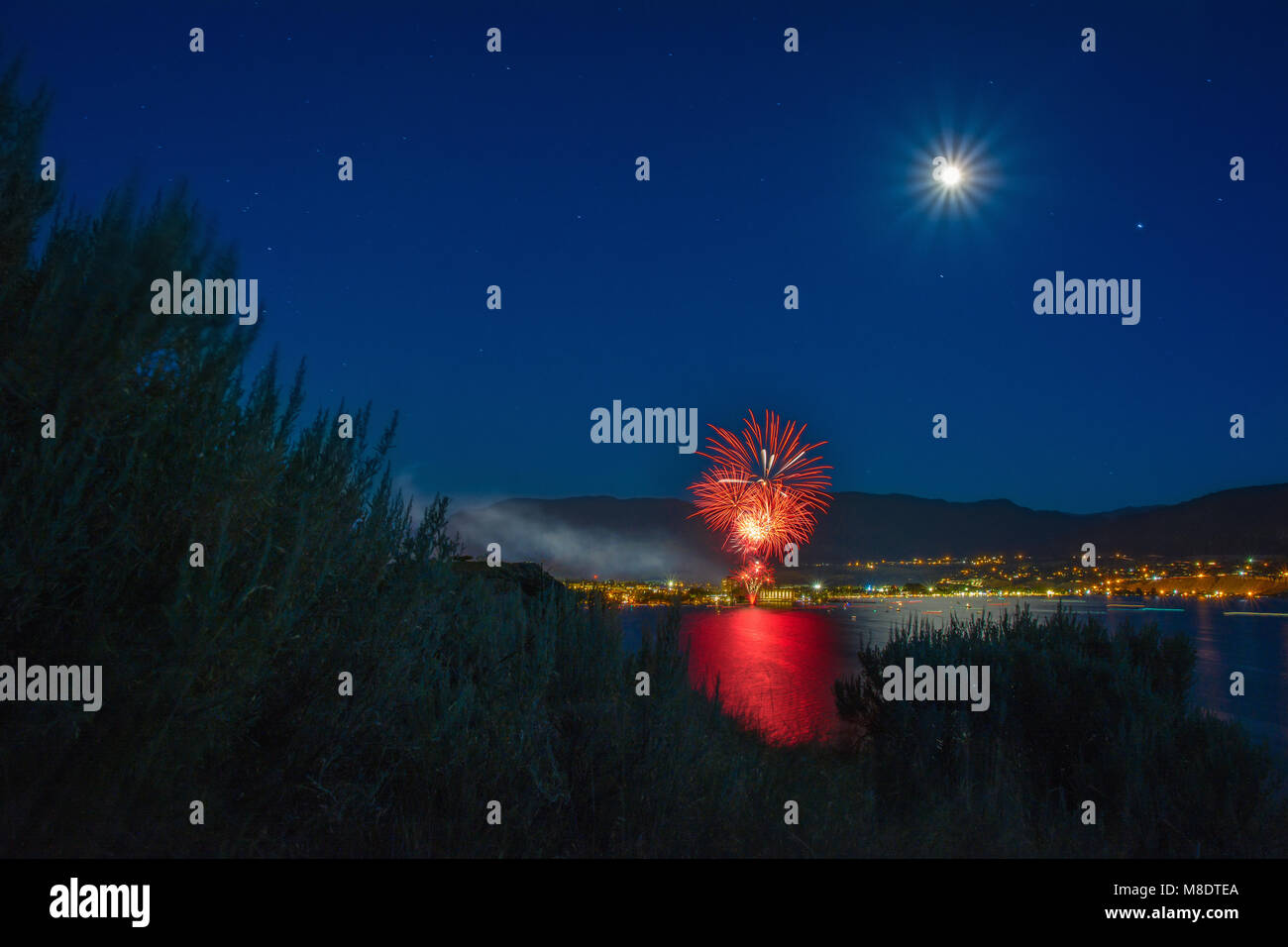 Canada Day celebrazione oltre il Lago Okanagan, luna piena nel cielo, Penticton, British Columbia, Canada Foto Stock