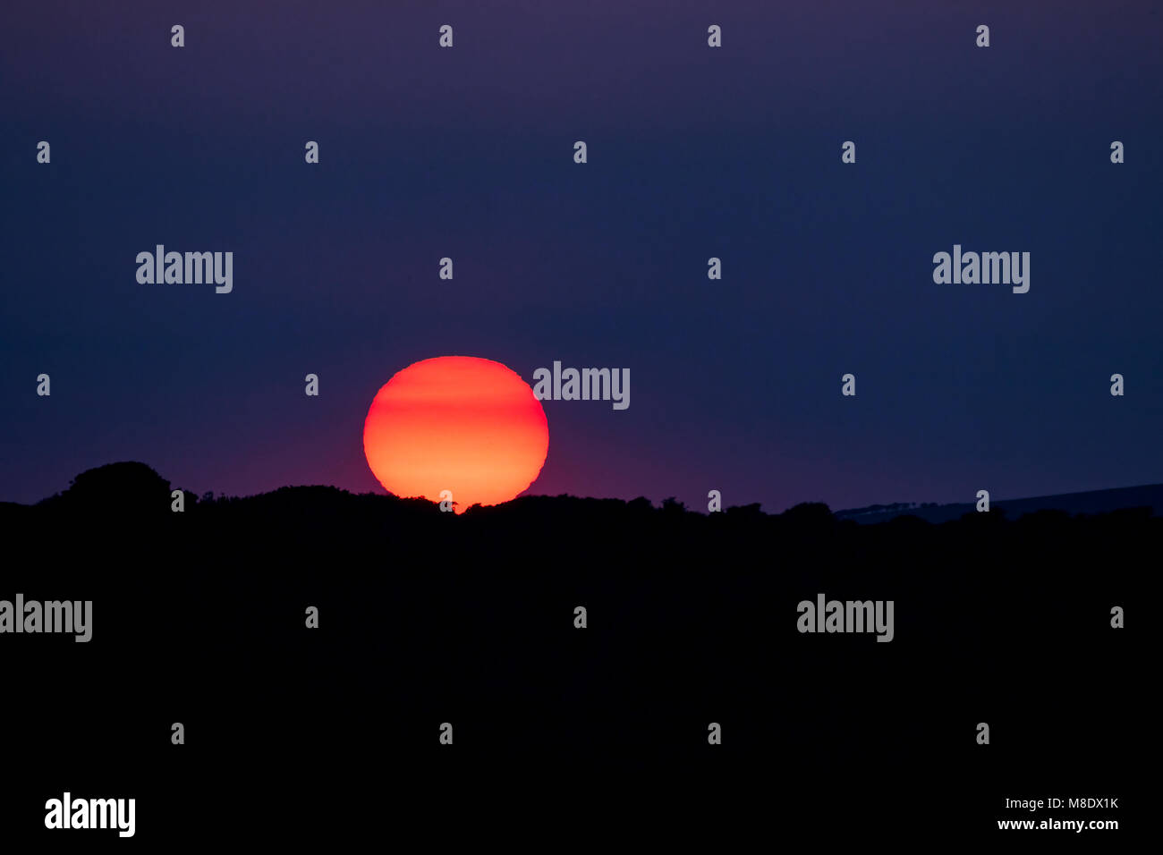 Profondo rosso tramonto sul Seaford nel Sussex. Foto Stock