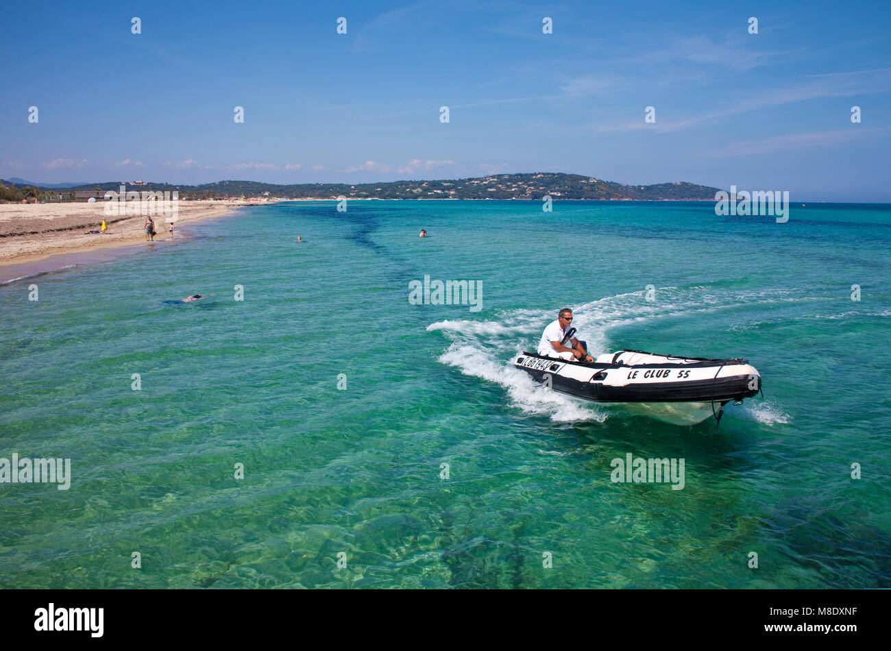 Gommone navigando vicino spiaggia di Pampelonne, popolare spiaggia di Saint Tropez, riviera francese, il sud della Francia, Cote d'Azur, in Francia, in Europa Foto Stock