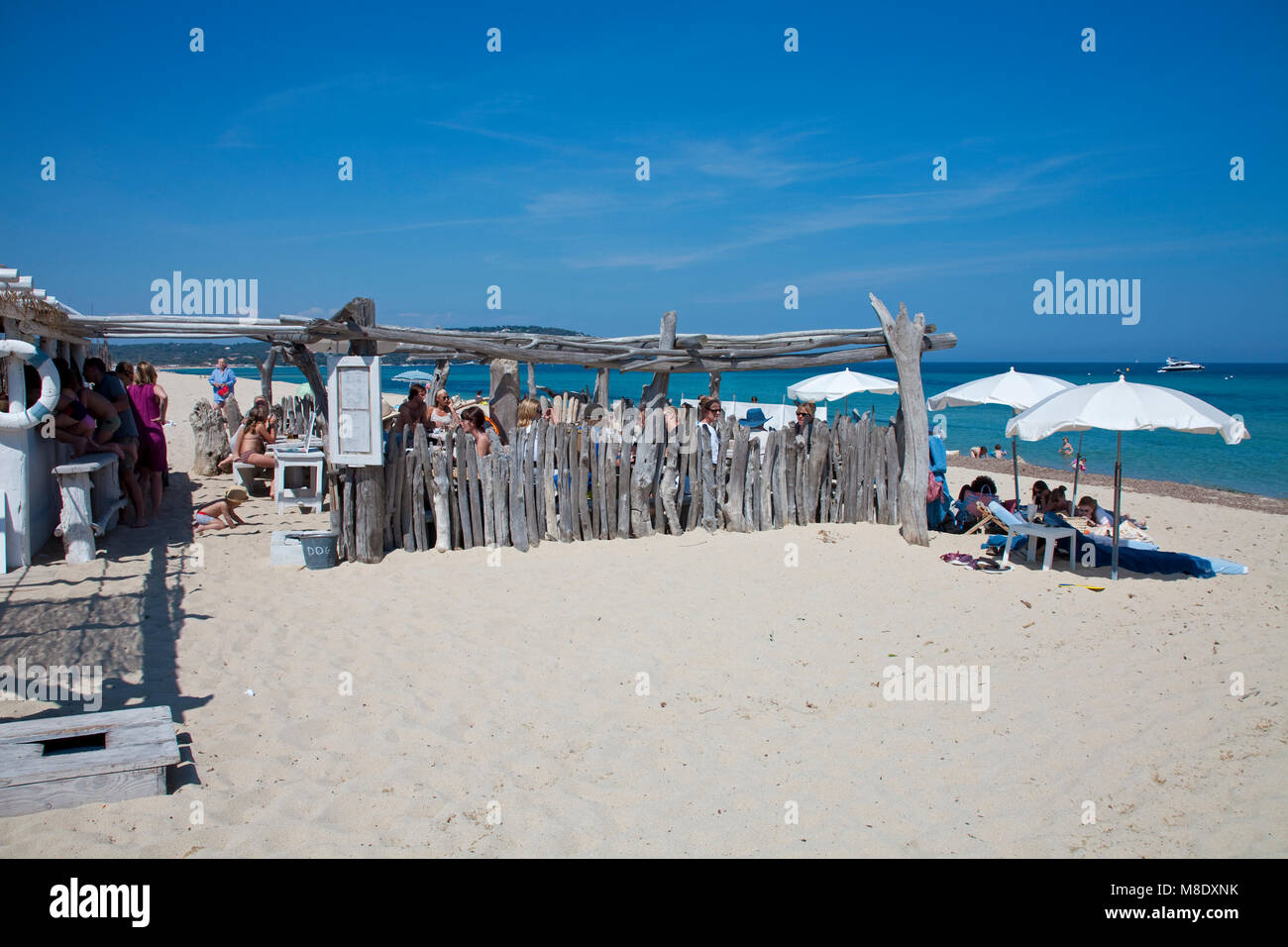 Spiaggia idilliaca bar alla spiaggia di Pampelonne, popolare spiaggia di Saint Tropez, riviera francese, il sud della Francia, Cote d'Azur, in Francia, in Europa Foto Stock