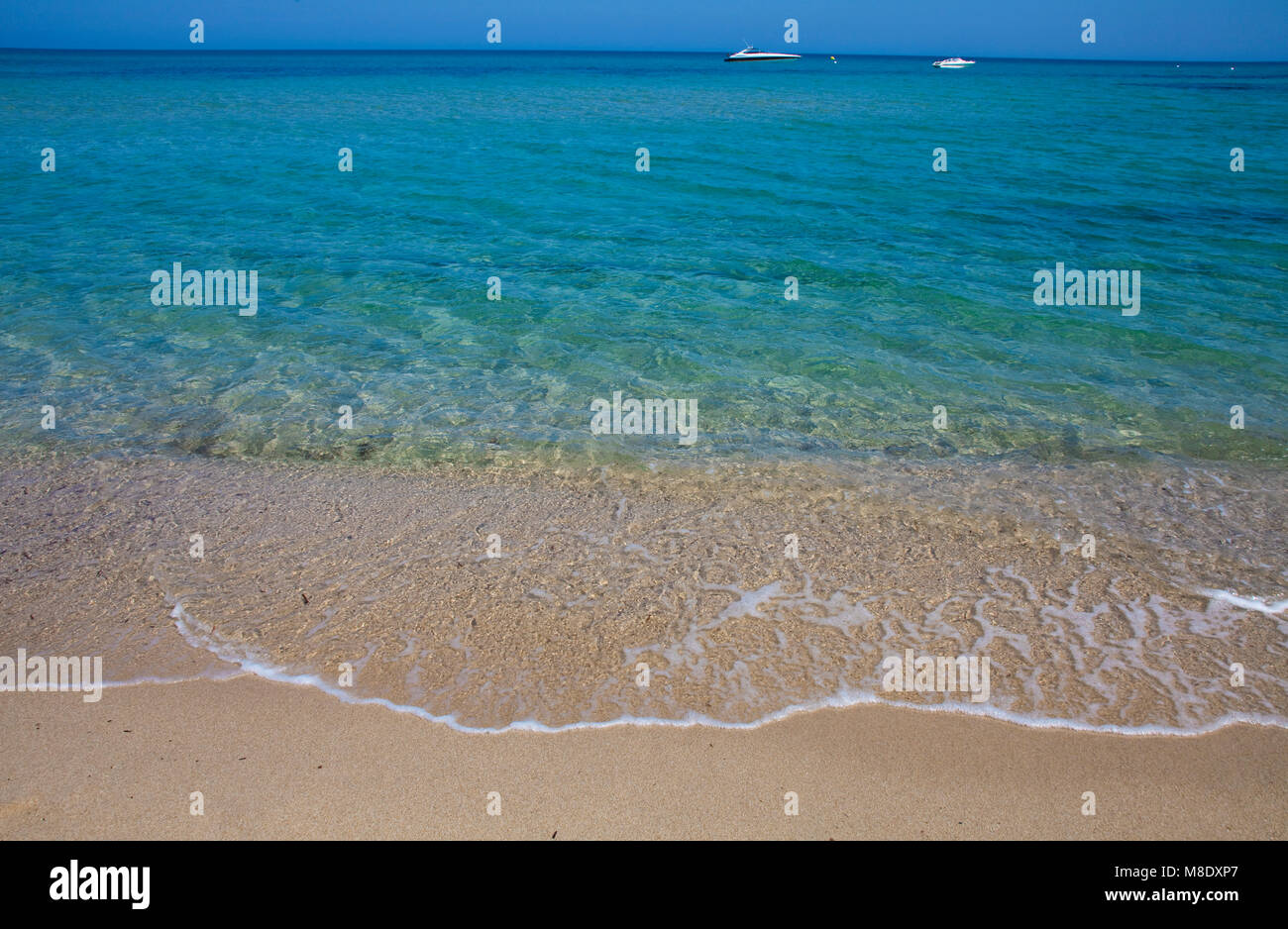 Acqua cristallina a spiaggia di Pampelonne, popolare spiaggia di Saint Tropez, riviera francese, il sud della Francia, Cote d'Azur, in Francia, in Europa, Mar Mediterraneo Foto Stock